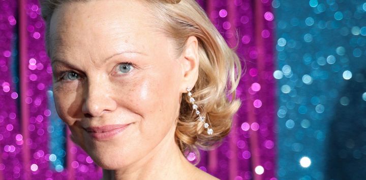 La actriz estadounidense Pamela Anderson posa en la alfombra roja a su llegada al estreno británico de "Naked Gun" en Leicester Square, en el centro de Londres.