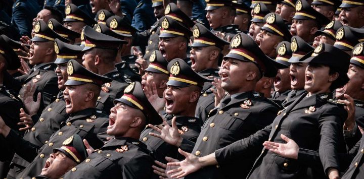 Nuevos oficiales de la policía indonesia actúan durante una ceremonia de nombramiento para unos 2.000 graduados de academias militares y policiales en el Palacio Presidencial de Yakarta, Indonesia.