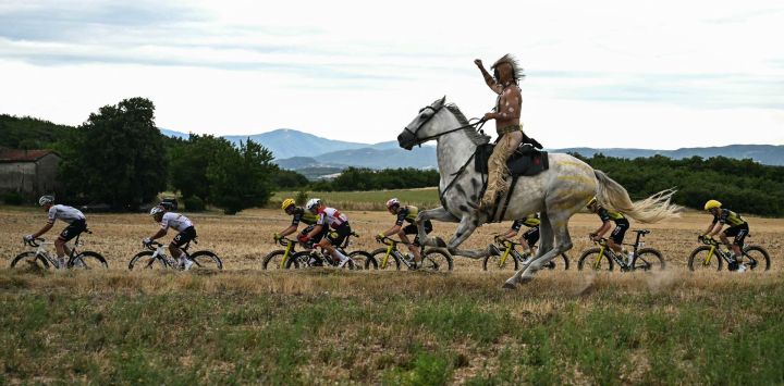 Un hombre a caballo cabalga junto al pelotón durante la 17.ª etapa de la 112.ª edición del Tour de Francia, una carrera ciclista de 160,4 km entre Bolléne y Valence, en el sur de Francia.
