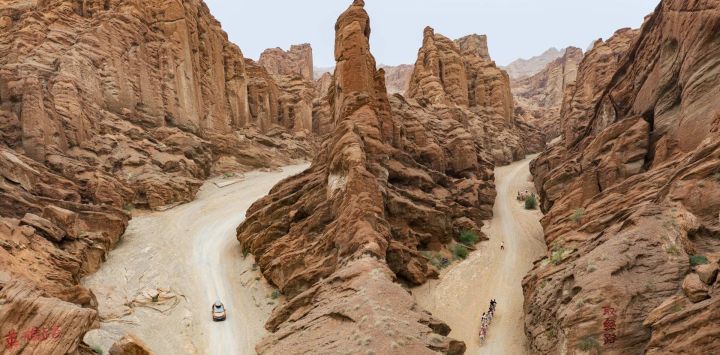Vista aérea tomada con un dron de turistas visitando un cañón cerca de la autopista Duku, en la región autónoma uygur de Xinjiang, en el noroeste de China.