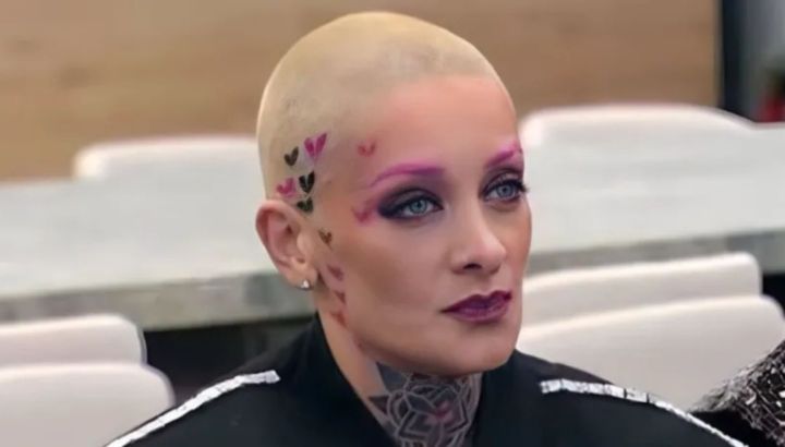 Furia Scaglione sorprendió al tatuarse la cara en vivo en un programa de streaming
