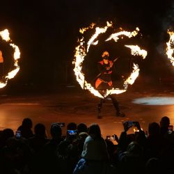 Imagen de artistas presentando un espectáculo de fuego durante el evento "Invierno en la Ciudad", en Canberra, Australia. | Foto:Xinhua/Zhang Na