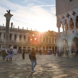 Imagen de turistas visitando la Plaza de San Marcos, en Venecia, Italia. | Foto:Xinhua/Li Jing