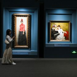 Imagen de una mujer visitando la exposición "Enciclopedia de la Vida Rusa de Ilya Repin" en el Museo Nacional de China, en Beijing, capital de China. | Foto:Xinhua/Jin Liangkuai