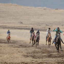Los jinetes corren hacia la meta durante el evento anual de carreras de caballos que se celebra después del cumpleaños del rey Letsie III en Semonkong, Lesoto. | Foto:Fredrik Lerneryd / AFP
