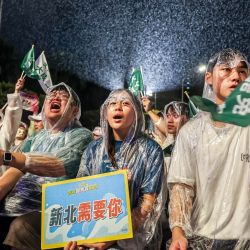 Partidarios participan en una manifestación a favor de la revocatoria frente a la sala presidencial bajo una intensa lluvia en Taipéi, Taiwán. | Foto:I-Hwa Cheng / AFP