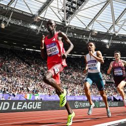 Phanuel Kipkosgei Koech de Kenia, Isaac Nader de Portugal y Jake Wightman de Gran Bretaña compiten en los 1500 m masculinos durante la reunión de atletismo de la Liga Diamante de la IAAF, en el estadio de Londres, en Londres. | Foto:JUSTIN TALLIS / AFP