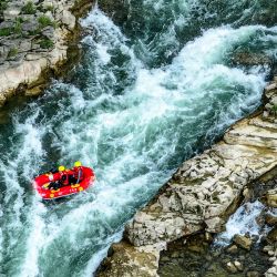 Vista aérea tomada con un dron de personas practicando rafting en un bote inflable en el río Luobei, en el distrito de Guiding, en la provincia de Guizhou, en el suroeste de China. | Foto:Xinhua/Ou Dongqu