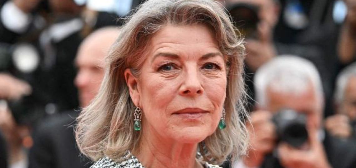 Carolina de Mónaco a sus 68 da lección de estilo en zapatillas y jeans blanco junto a otras prendas elegantes