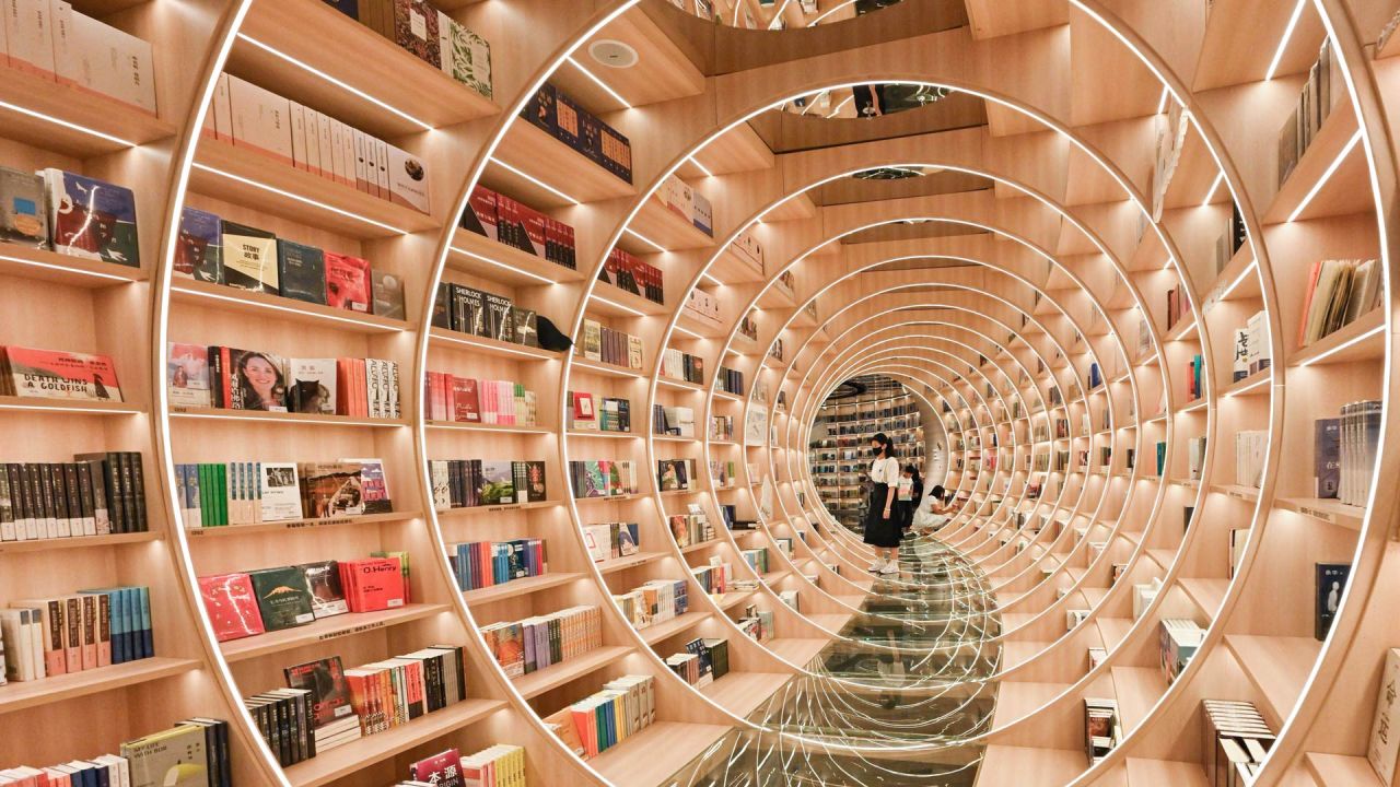 Personas visitan una librería en Shenzhen, provincia de Guangdong, al sur de China. | Foto:ADEK BERRY / AFP