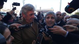 Luis Caputo recorre la Expo rural de Palermo 2025. Tendrá una reunión con la mesa de enlace.