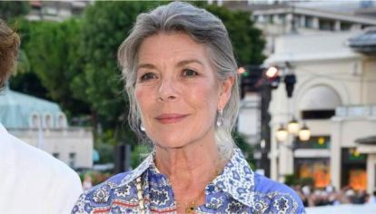 Carolina de Mónaco lleva décadas marcando tendencia con un estilo único, sobrio y sofisticado que combina la elegancia europea con toques de alta costura francesa. A sus 67 años, sigue siendo un ícono de la moda internacional. Repasamos sus looks más emblemáticos y por qué su figura sigue inspirando a las nuevas generaciones.