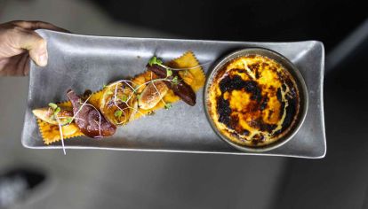 Crujiente por fuera, suave por dentro y con historia incluida, la crème brûlée se celebra cada 27 de julio como un ícono absoluto de la pastelería. Ideal para los amantes de los sabores clásicos con un twist gourmet.