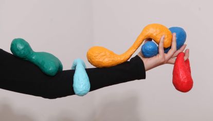 Desde su taller en el Abasto, Fernanda Sibilia se reinventa con una propuesta que mezcla papel y bronce en joyas, móviles y esculturas. “Del metal al papel” es una oda al trabajo artesanal, a la experimentación creativa y a un nuevo lenguaje matérico que transforma lo rígido en emoción.