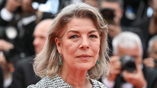 Carolina de Mónaco a sus 68 da lección de estilo en zapatillas y jeans blanco junto a otras prendas elegantes