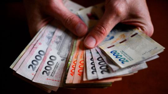 Los salarios registrados empataron contra la inflación en junio, según el INDEC
