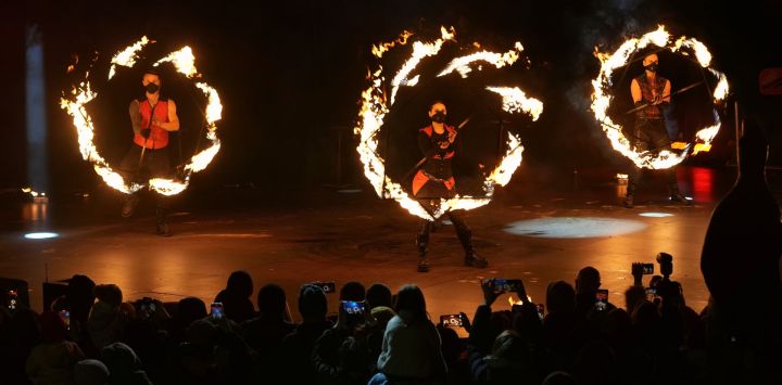 Imagen de artistas presentando un espectáculo de fuego durante el evento "Invierno en la Ciudad", en Canberra, Australia.