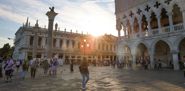 Imagen de turistas visitando la Plaza de San Marcos, en Venecia, Italia.