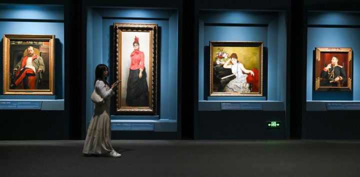 Imagen de una mujer visitando la exposición "Enciclopedia de la Vida Rusa de Ilya Repin" en el Museo Nacional de China, en Beijing, capital de China.