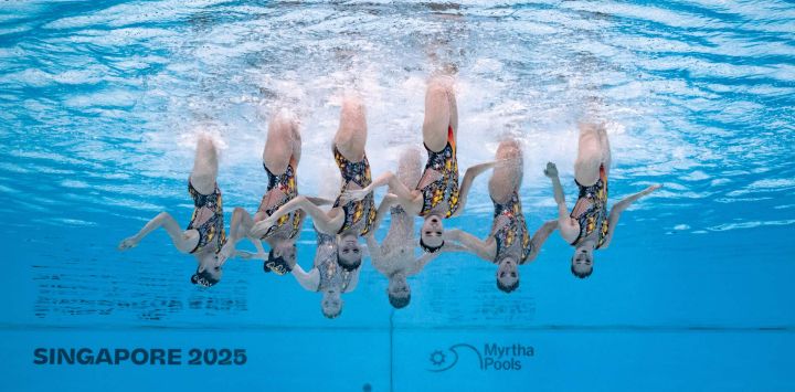 Imagen del equipo de México realizando una presentación durante la final de equipo libre de natación artística, en el Campeonato Mundial de Deportes Acuáticos, en Singapur.