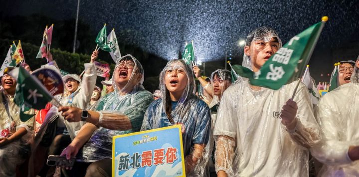 Partidarios participan en una manifestación a favor de la revocatoria frente a la sala presidencial bajo una intensa lluvia en Taipéi, Taiwán.