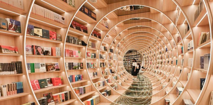 Personas visitan una librería en Shenzhen, provincia de Guangdong, al sur de China.