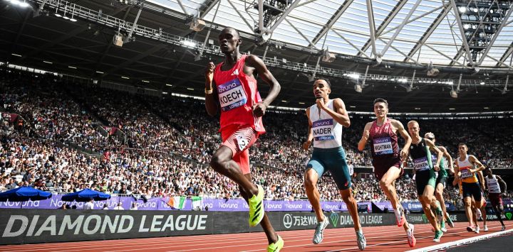 Phanuel Kipkosgei Koech de Kenia, Isaac Nader de Portugal y Jake Wightman de Gran Bretaña compiten en los 1500 m masculinos durante la reunión de atletismo de la Liga Diamante de la IAAF, en el estadio de Londres, en Londres.