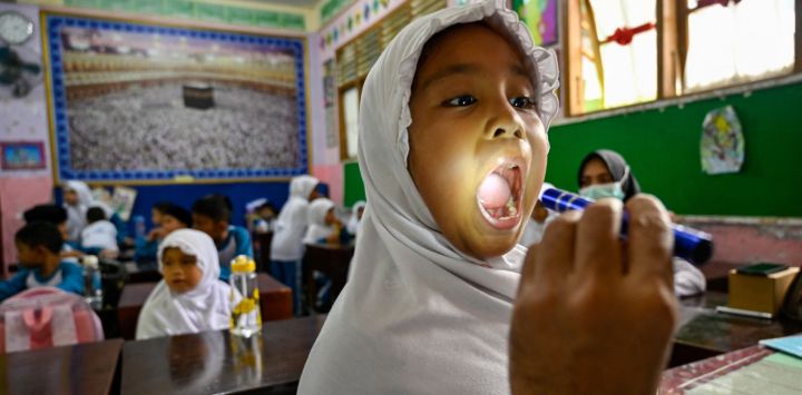 Un estudiante recibe un chequeo médico en una escuela primaria islámica en Banda Aceh, Indonesia.