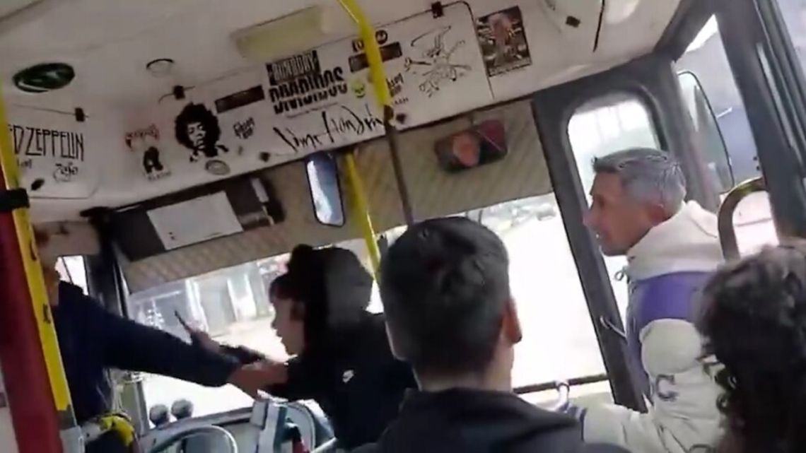 "¿Tanto por un boleto?": mujer amenazó a cuchillazos a colectivero por no dejarla viajar gratis