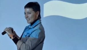 Mayra Mendoza, en un plenario de militantes, haciendo escuchar a los presentes un mensaje telefónicos de Cristina Kirchner.