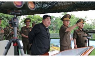 Kim Jong Un observa concurso de disparos