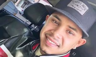 Neiyerver Adrián León Rengel, el barbero deportado a El Salvador y ya en Venezuela, demanda al gobierno estadounidense.