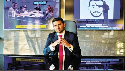 La historia del joven empresario de 29 años que maneja los canales Blender y Carajo. Audiencias disímiles y lazos con el poder político.