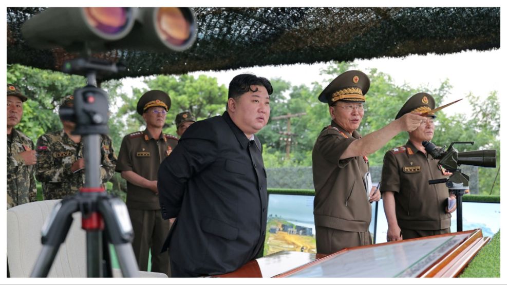 Kim Jong Un observa concurso de disparos