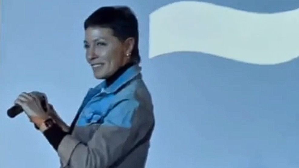 Mayra Mendoza, en un plenario de militantes, haciendo escuchar a los presentes un mensaje telefónicos de Cristina Kirchner.