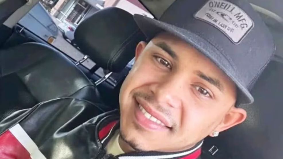 Neiyerver Adrián León Rengel, el barbero deportado a El Salvador y ya en Venezuela, demanda al gobierno estadounidense.