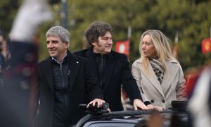 Milei al llegar a La Rural, junto a su hermana Karina y el ministro Luis Caputo.
