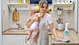 260725_mujer_trabajo_genero_hijo_shutterstock_g