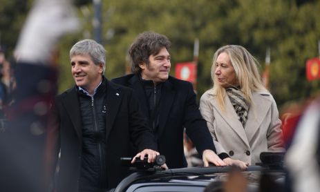Milei al llegar a La Rural, junto a su hermana Karina y el ministro Luis Caputo.