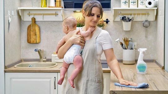 260725_mujer_trabajo_genero_hijo_shutterstock_g