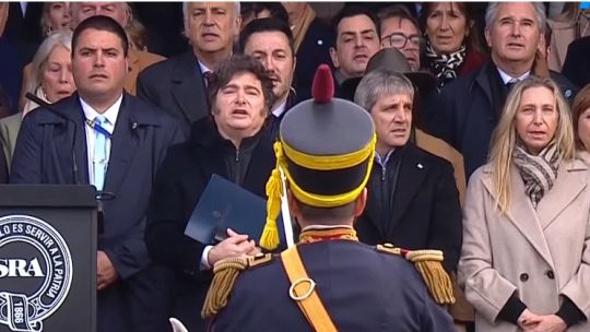 Milei, su hermana Karina y el ministro Luis Caputo, en el palco de la Sociedad Rural.