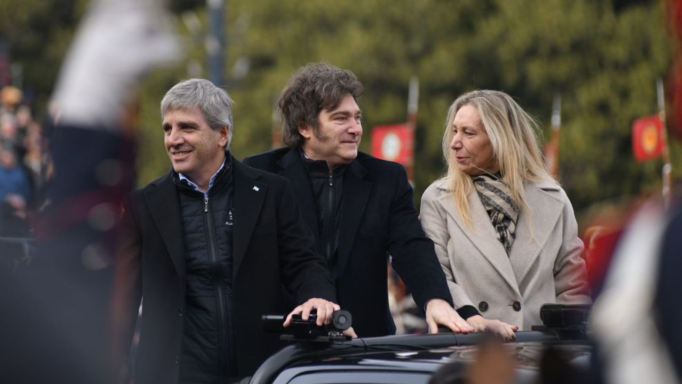 Milei al llegar a La Rural, junto a su hermana Karina y el ministro Luis Caputo.