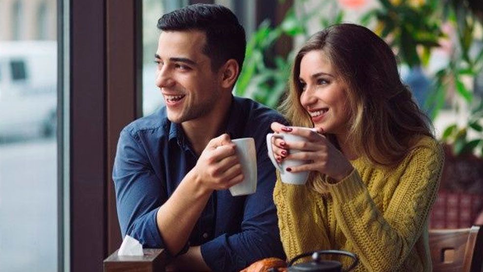 Pareja tomando un café