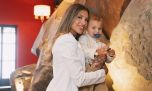 Agustina Gandolfo deslumbró en el bautizo de Theo con un look total white lleno de elegancia y estilo