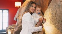 Agustina Gandolfo deslumbró en el bautizo de Theo con un look total white lleno de elegancia y estilo