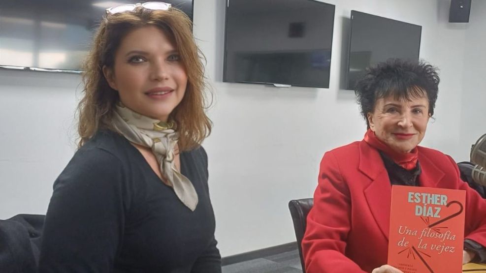 Gabriela López y la filósofa Esther Díaz en Radio Perfil.