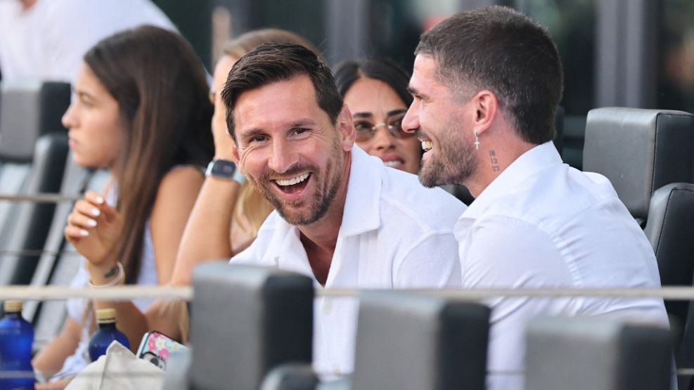 Messi y De Paul, distendidos mirando el empate de Inter Miami.