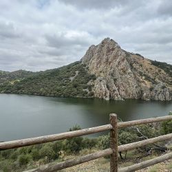 El Parque Nacional Monfragüe es un joya natural de Extremadura. Incluye al pueblito Villarreal de San Carlos y una hospedería.