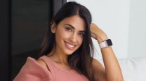 Antonela Roccuzzo impuso el glam streetwear con un look total black con el pantalón cargo tendencia