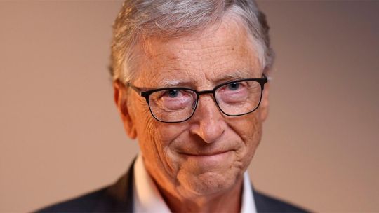 Bill Gates alerta sobre los peligros de la inteligencia artificial: bioterrorismo y millones de empleos en riesgo